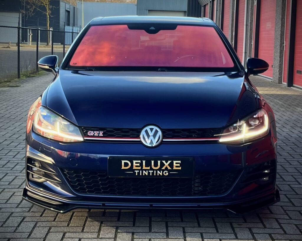 Red-rode-chameleon-tint-voorraam-deluxetinting-emmen-golf-gti